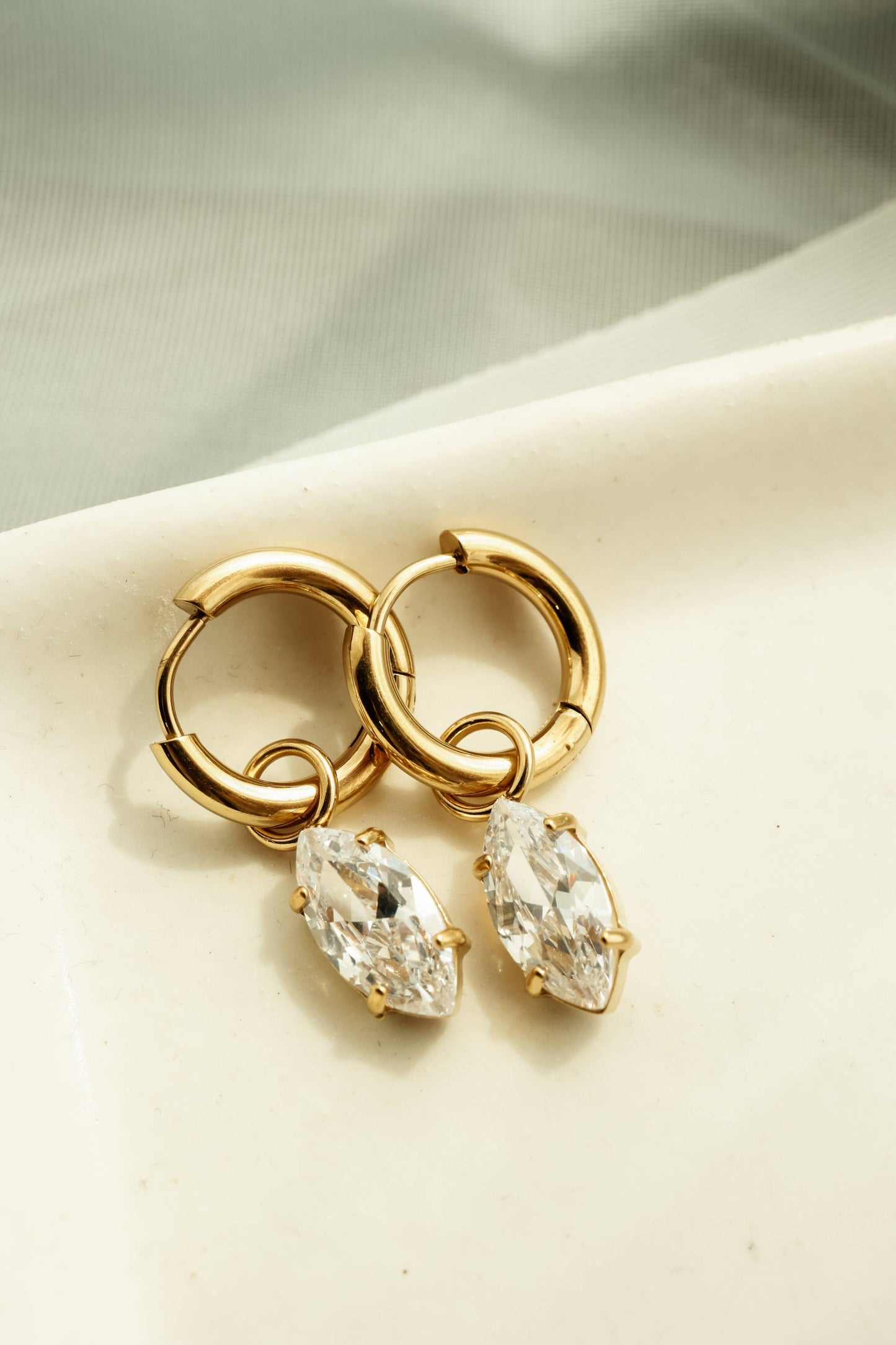 THE DELICATE DROP EARRINGS