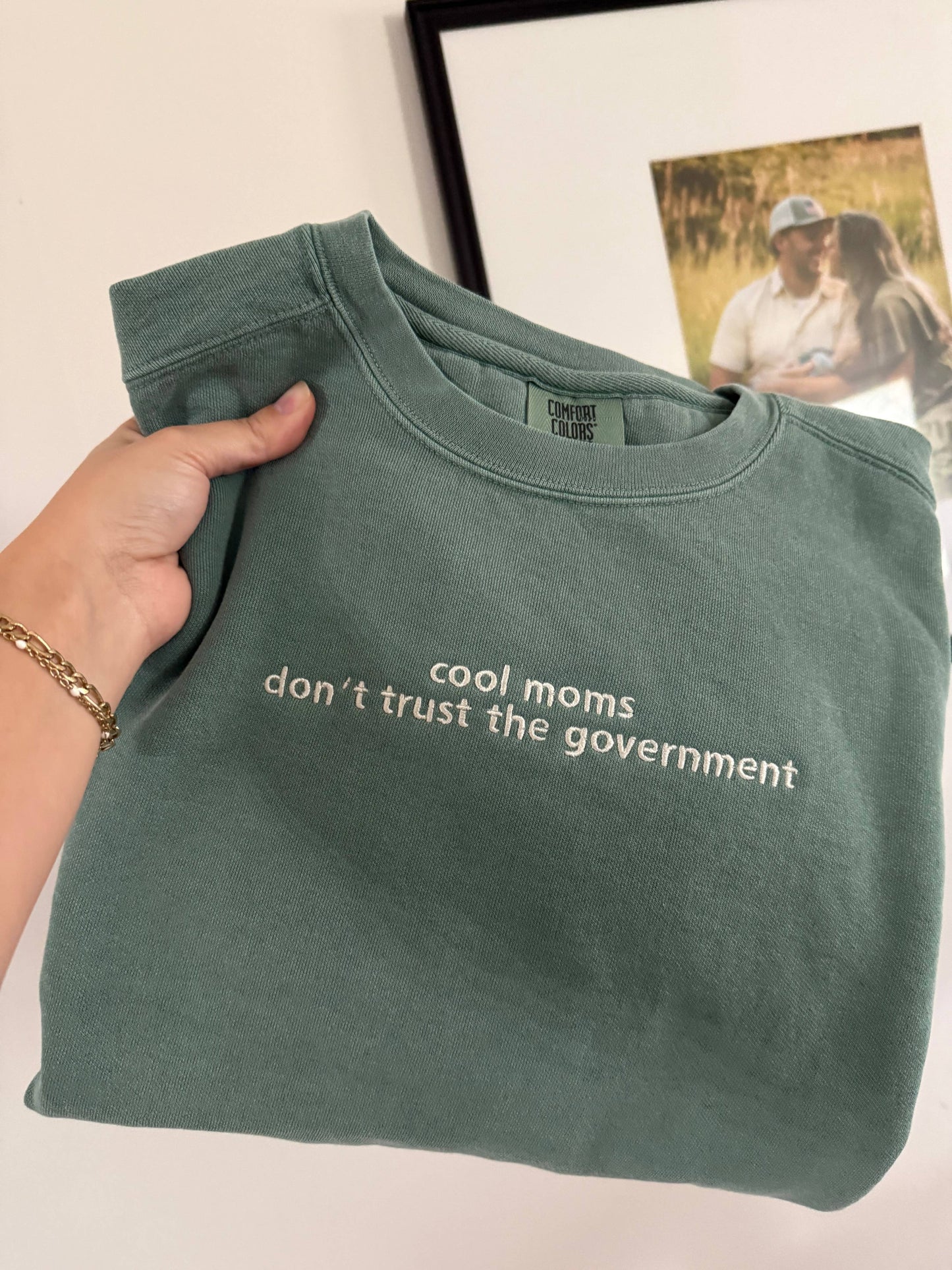 Cool Moms Don’t Trust the Government – Embroidered